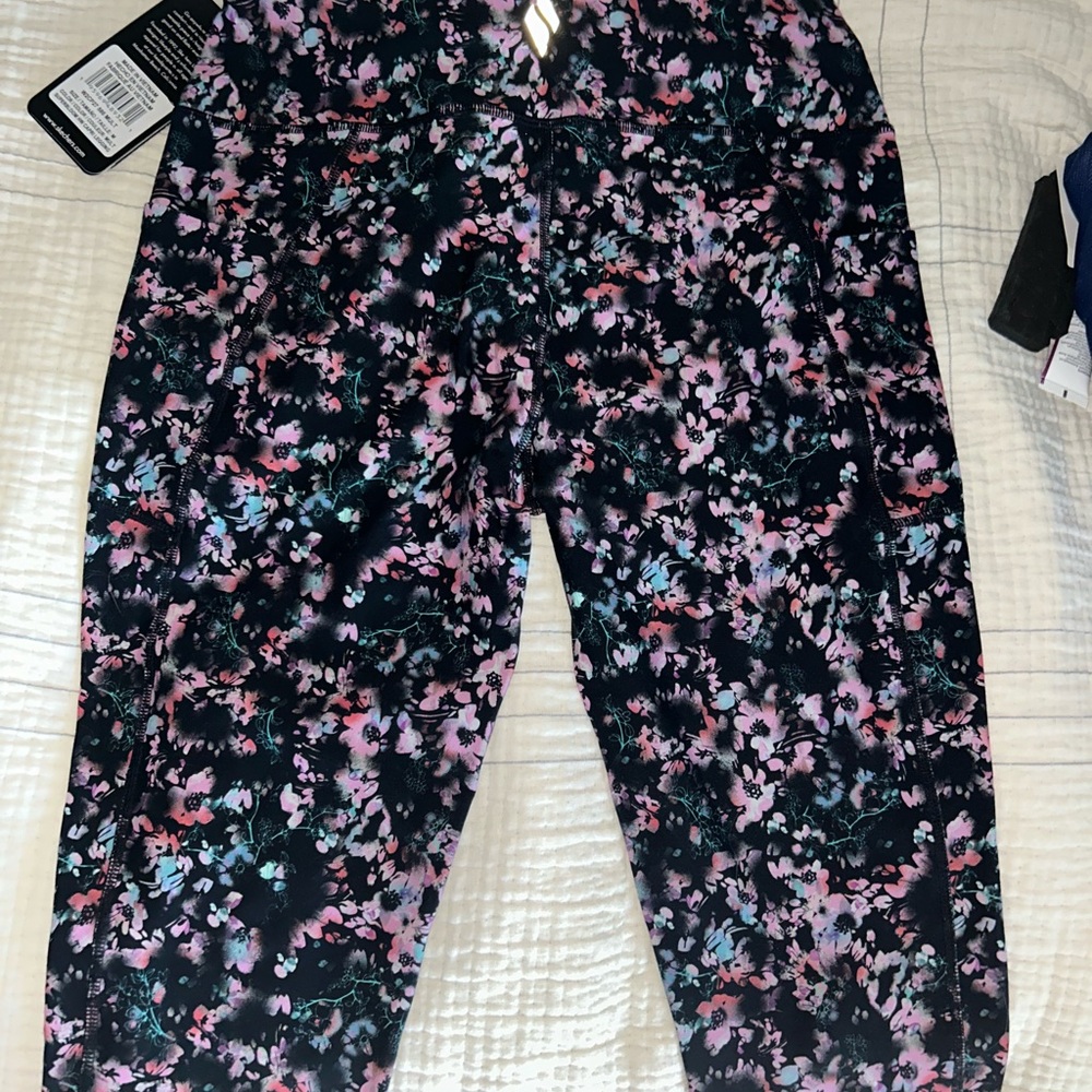 Skechers Floral  Capri Leggings - Black and Pink